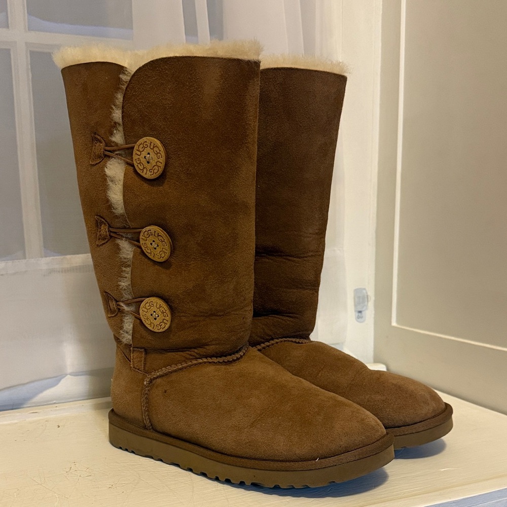 UGG Bailey Button Triplet Boots in Chestnut
